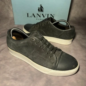 Lanvin sneakers  - Lanvin cap toe i grå färg. Skick 8/10 sulkräm har använts för att fräscha upp dom lite. Storlek uk 8 sitter som eu 43. 