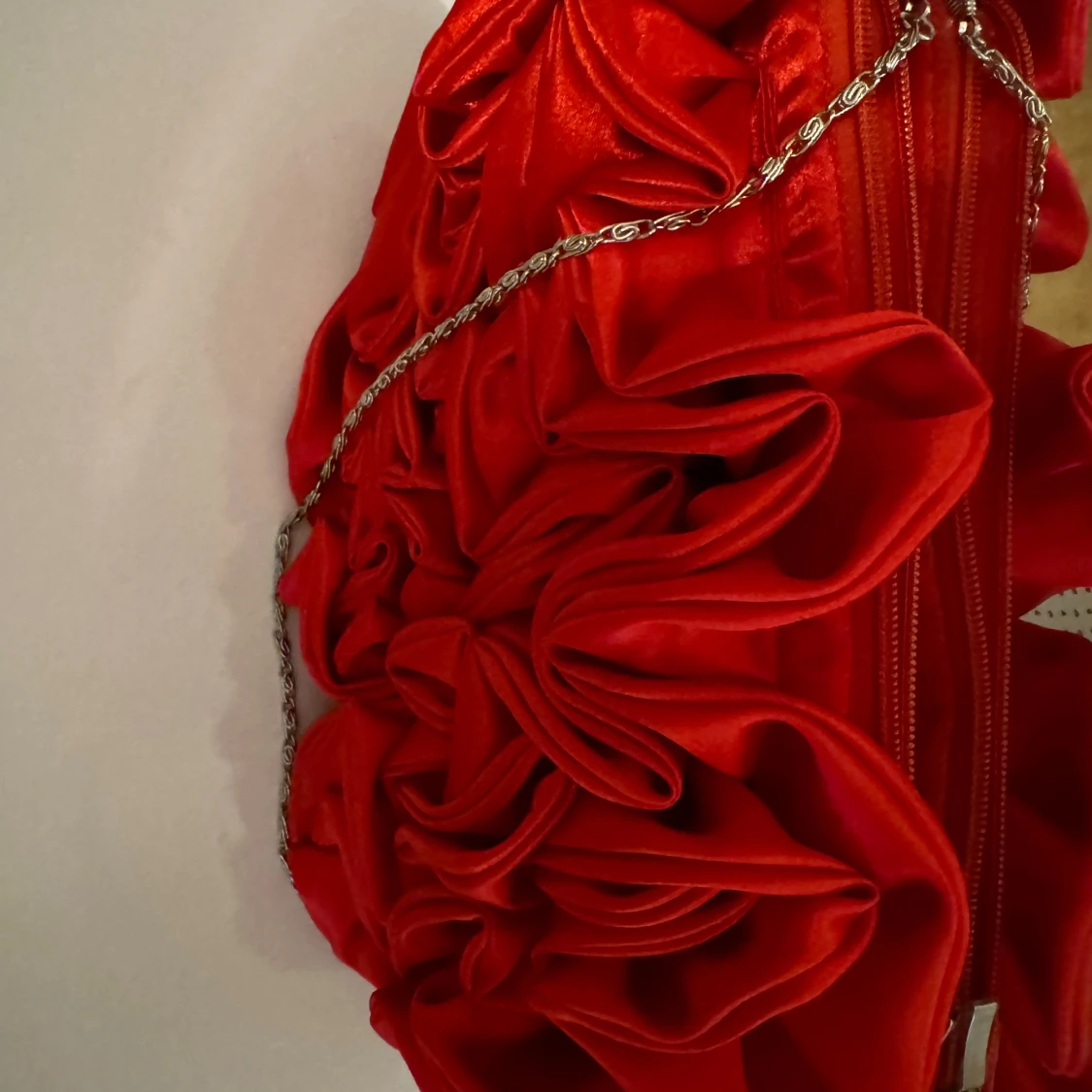 Röd axelväska med volangdetaljer - 1