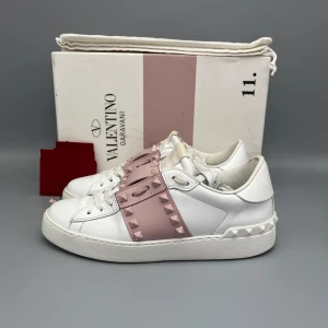 Valentino Open Rockstud Untitled Sneaker Rosa - • The shoes have been gently used and are in really good condition  • Size: 37  • Color: Pink  • Retail price: 7280 SEK / 590€  • Box, dustbag, valentino card & extra studs/spikes included
