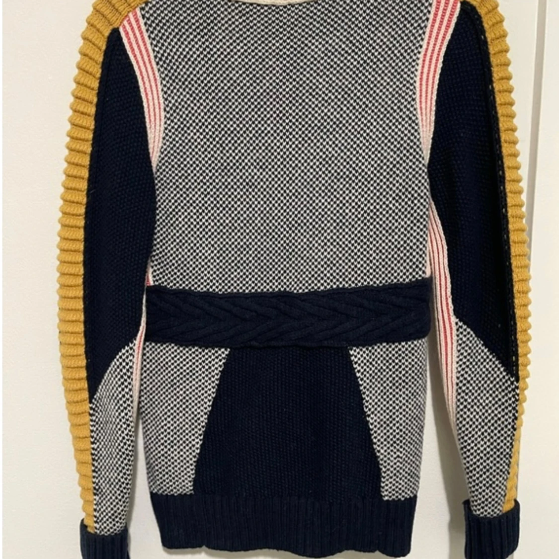 Färgglad stickad tröja med mönster - 1