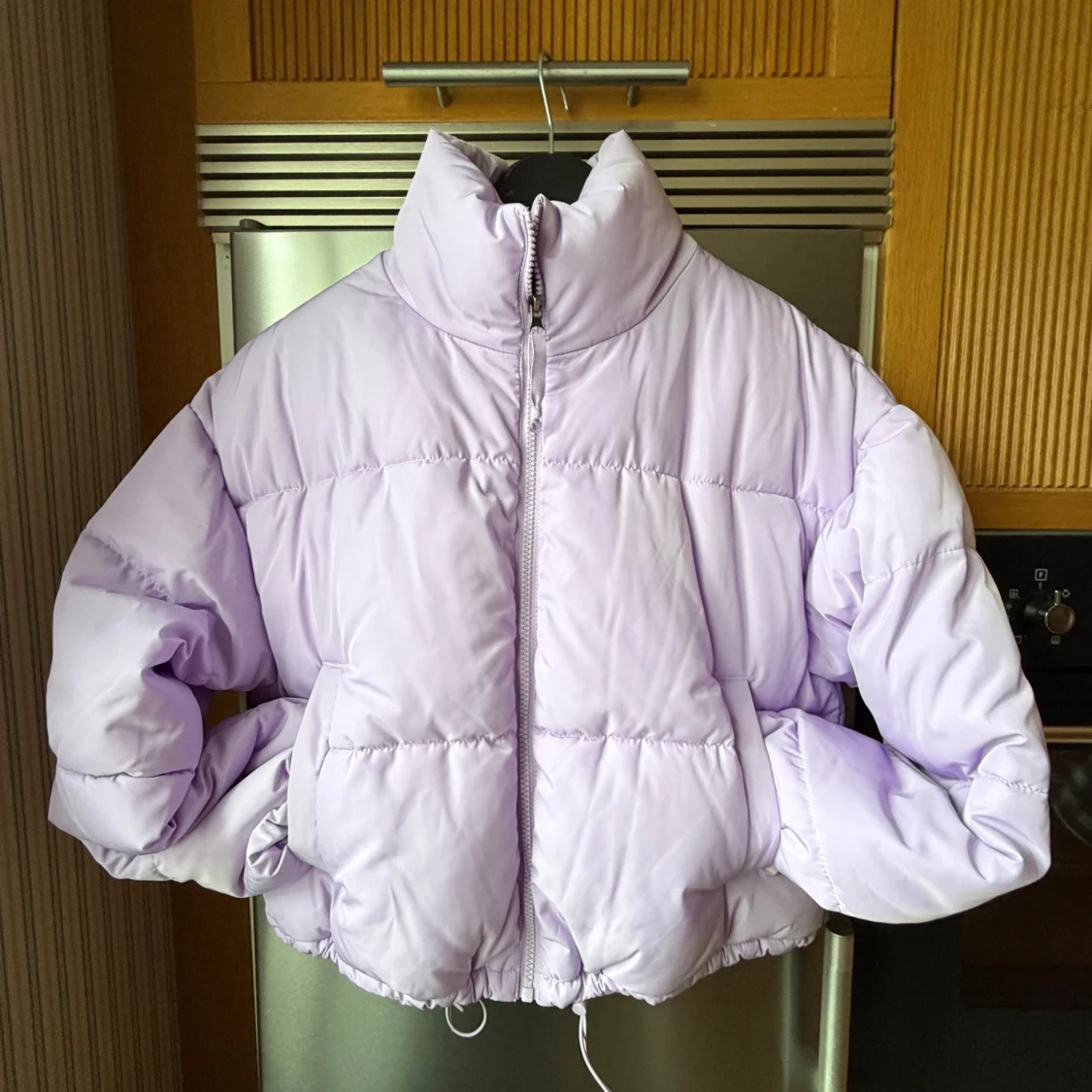 Ljuslila pufferjacka från Divided