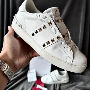 Valentino open skor (HELT NYA) - Valentino open skor | storlek: 37 | ingår: kvitto, box, helt nya ersättningsnitar, äkthetskort | 