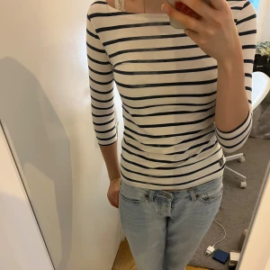 Blå och vitrandig trekvartsärmad tröja race marine - Båtringning och trekvartsärm. Lite tajt i ärmarna för mig men sitter bra annars, jag har vanligtvis 34/36, denna är 34 så jag skulle säga är du 32/34 är den nog perfekt!