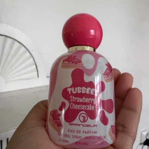 Tubbees Strawberry Cheesecake Parfym - Söt och lekfull parfym med färgglad design inspirerad av jordgubbscheesecake. Volym: 50ml. Endast testad :)