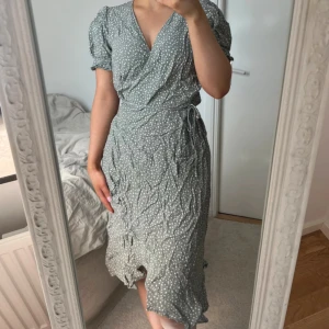 Omlottklänning S - Söt midiklänning, okänt märke. Storlek S. Bra skick. Grön/grå färg <3