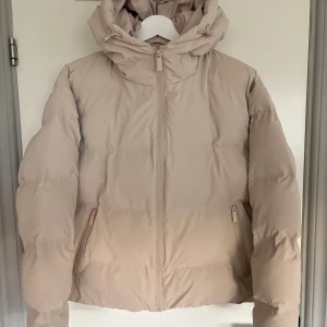 Vinterjacka Zara - Säljer denna beiga jackan från Zara som som är använd ett fåtal gånger. Den är i jättebra skick och är i stl M