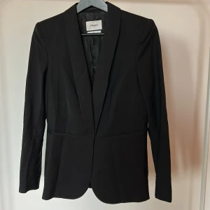 Filippa K svart kavaj S - Filippa K svart kavaj storlek S. figursydd men lite loss, sitter väldigt fint. 
