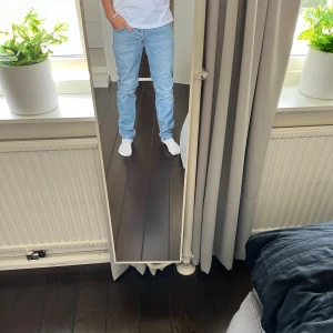 Ljusblå NEUW jeans straight fit - Säljer ett par klassiska ljusblå NEUW jeans med rak passform. Jeansen har fem fickor, knappgylf och är tillverkade i slitstarkt bomullsjeans. Perfekta för dig som gillar en tidlös och avslappnad look.