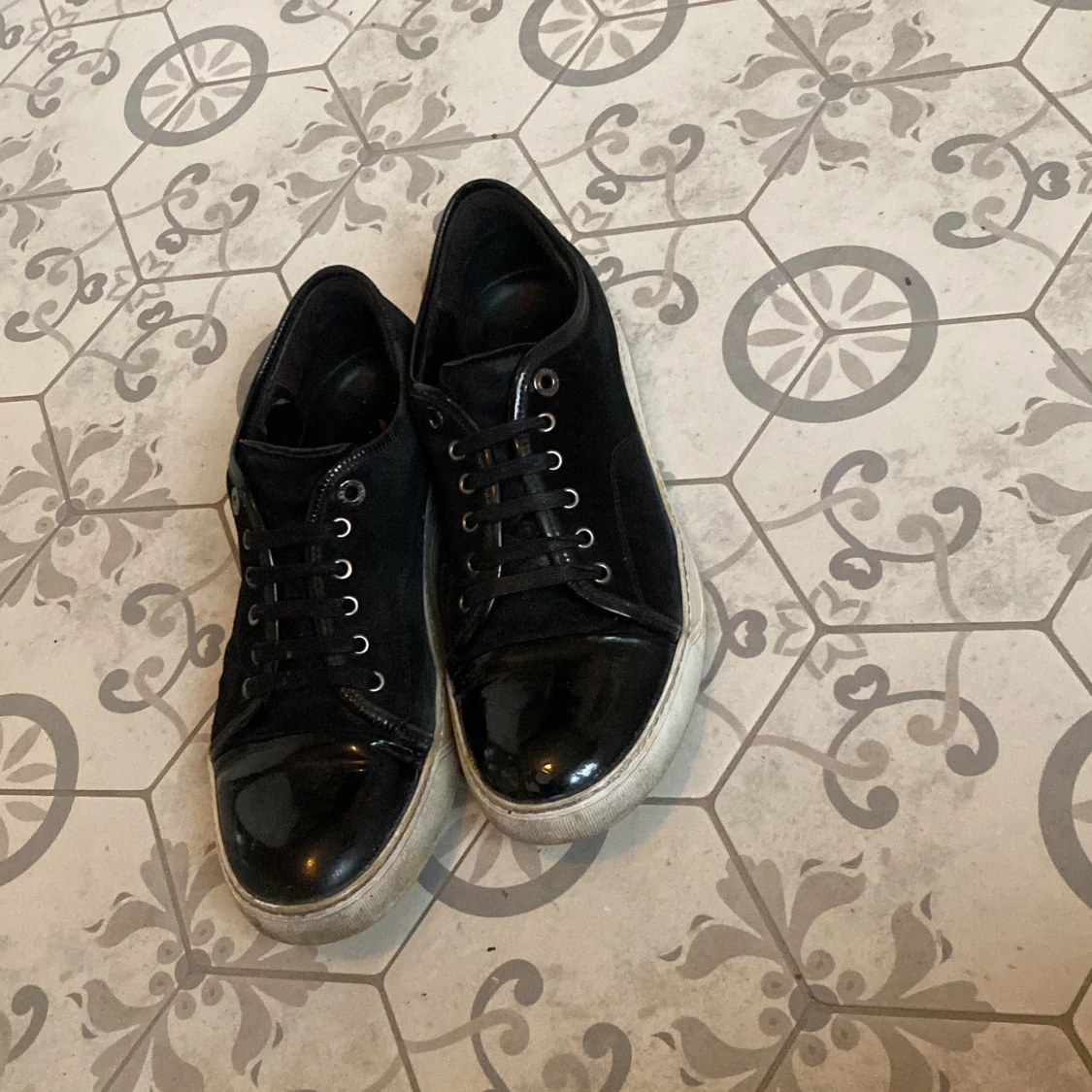 Svarta sneakers från Lanvin med lackad tå - 3