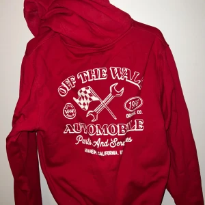 Röd Vans hoodie  - Röd Vans hoodie som fortfarande är kvar i förpackningen. Säljes pga köpta dubbletter. Är i storlek XS men är som en S. 