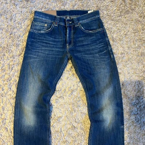 Dondup jeans slim straight fit herr  - Dondup jeans i straight slim fit. Riktigt fet wash med små diskreta slitningar. Passar dig som inte tycker om skinny jeans looken. Mycket bra skick nästan nya. Nypris 3500kr, postas samma dag som köper eller dagen därpå🙌💯