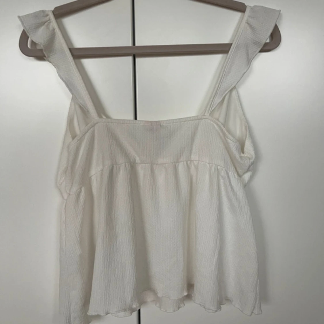 Vit linnetopp med knyt från Nelly - 1