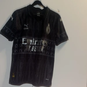 Svart Milan tröja  - Oanvänd Stilren Milan tröja står s men passar mer som M
