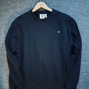 Adidas Originals Essentials Sweatshirt - Adidas Originals Essentials tröja. Går ej att få tag på längre. Storlek M. Hör av dig vid eventuella funderingar🙌