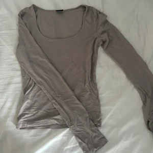 Tröja Gina tricot  - Säljer denna fina och super bekväma tröjan från Gina tricot i storlek S men passar xs också🩷 ny pris 250 och väldigt bra skick