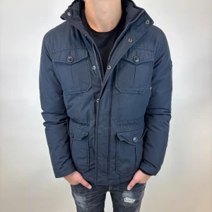 Woolrich Jacka  - Hej! Säljer nu denna väldigt snygga och eftertraktade Woolrich Fieldjacka!  Jackan är slutsåld överallt och går inte att få tag på… jackan är perfekt nu till hösten/vintern  Storlek M  Ny pris: 6000 kr Säljs för: 1499 kr 