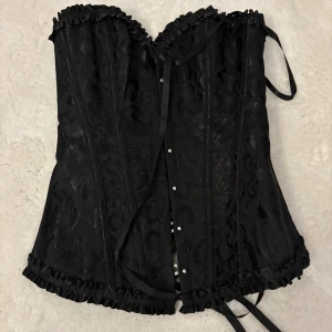 svart korsett  - Svart korsett i storlek S. Passar tyvärr inte mig så bra, endast testad