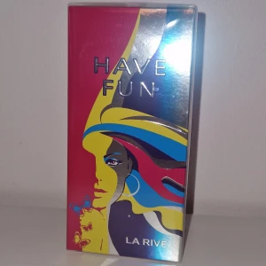 Parfym - Helt ny. Doften beskrivs som en fruktig och söt doft med toppnoter av bland annat hallon, jordgubbar och svarta vinbär.  I hjärtnoterna finns blommor som pion, ros, freesia och jasmin.  Basnoterna består av mysk, sandelträ och bärnsten. 