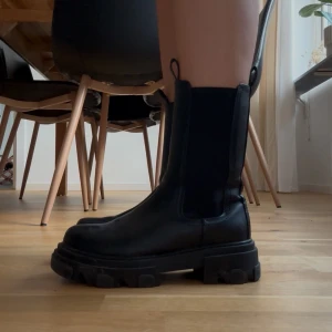 Boots - Svarta medelhöga bootis med kraftig sula från Scorett. Använda men inga defekter. 
