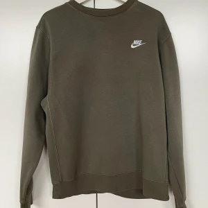 Olivgrön sweatshirt från Nike - Olivgrön sweatshirt från Nikec strl M. Använd men i gott skick! 