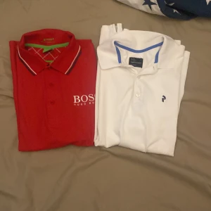 2 pikétröjor Hugo Boss & Peak Performance - Säljer två snygga pikétröjor i storlek XL och L men båda passar L perfekt. En röd Hugo Boss med vit logga och detaljer på kragen, samt en vit Peak Performance med blå detaljer vid kragen och liten logga på bröstet. Perfekta för sommaren och riktigt fräscha i stilen. Båda 2 för 300 eller 150kr/st men kom gärna med prisförslag 