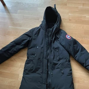 Canada Goose jacka  - Hej köpte nyss den av en tjej typ helt ny säljer den nu för den va för liten jätte varm å fin 
