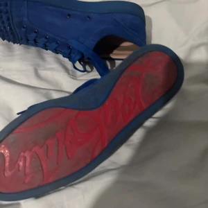 Christian Louboutin stl 42 - Säljer ett par loubs i storlek 42. Inga slitningar på skorna eller något liknande. Sulan ser tråkigare ut på bild än i verkligheten.
