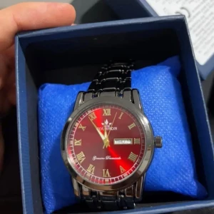 1 styck FOURRON klocka med röd urtavla (2 olika färger att välja mellan) - Stilren klocka från FOURRON med metallarmband och röd urtavla. Finns i både svart och guld utförande, båda med romerska siffror och dag/datumvisning. Klockan har en klassisk rund form och glänsande finish som drar blickarna till sig.rostfritt stål.