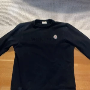 Moncler sweatshirt S/M - Köptes för 3500 Bra skick inga fläckar inga hål ingenting