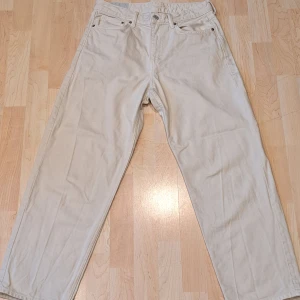 H&M Loose jeans - Snygga beiga byxor från H&M i loose fit-modell. Klassisk femficksdesign med raka ben och normal midja. Perfekta för dig som gillar lite mer baggy stil. Perfekt till allt. Säljer då de blivit för små för mig.