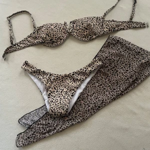 Leopardmönstrad bikini set med meshkjol - Säljer mitt super snygga bikini set med meshkjol till!! Köp nu jag postar snabbt!!💓💓💓