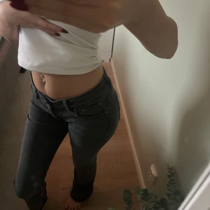 Yunkyard grå bootcut jeans  - Snygga grå bootcut jeans med snygga svarta sömmar och cool detalj på bakfickorna!