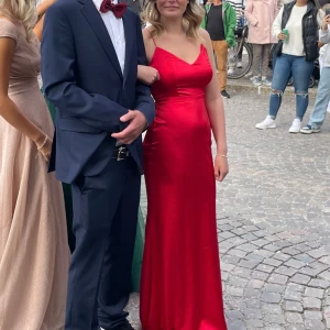 Röd balklänning  - Röd balklänning, använd en gång så den är i nytt skick. Storlek 34 och den passar mig som vanligtvis brukar ha xs❤️