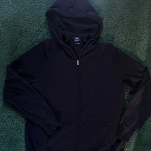 Stickad hoodie Boggi - Stickad hoodie i Merino. Storlek medium. Färgen är mörkblå. Nypris ca 2,5