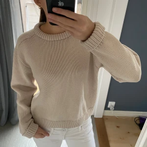 Beige stickad tröja  - Säljer en beige stickad tröja från Carin Wester. 