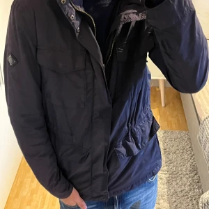 J.Lindeberg Field Jacket - J.Lindeberg Field Jacket | Storlek: M, passar dig mellan 180-190 cm | Skick: 8/10, använd men finns inga större defekter | Bara att skriva vid funderingar✍️