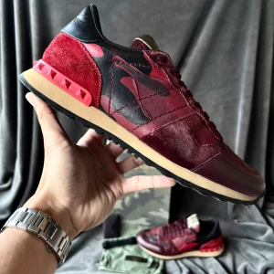 Valentino rockrunner skor - Valentino studded rockrunners | originalstorlek: 41, sitter mer åt 42 fråga om innermått vid osäkerhet | förstört till kvarn när det gäller tillbehör, går att välja mellan box, dustbag och kort. Box och dustbag går ej att kombineras.