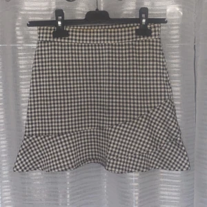 Rutig Kjol - Svart vit rutig kjol storlek 164