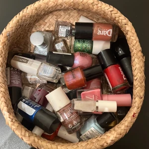 Blandade nagellack  - Säljer en korg fylld med nagellack i olika färger och finish, bland annat rött, rosa, blått, glitter, nude och metallic. Flera olika märken som IsaDora och Dare Nails. Perfekt för dig som vill testa nya looks och variera din nagelstil. Ingen av dom är torkade och de flesta är aldrig använda