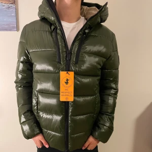 Save the duck jacka - Helt ny Save the Duck vinterjacka i storlek M. Nypris:3700kr mitt pris:2400kr! Hör av er vid frågor och funderingar!  