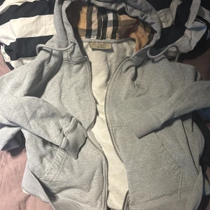 Burberry hoodie  - Säljer en snygg grå zip från burberry. Storleken är s. Hör av dig vid minsta fråga!