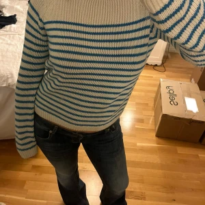 Stickad tröja - Blårandig stickad tröja från Zara. Knappt använd, inga defekter. 