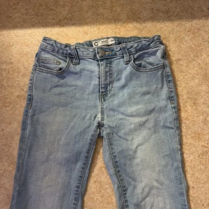 Bootcut jeans Bailey ljusblå ❣️ - Snygga ljusblå bootcut jeans från Bailey i storlek 158. vanliga fickor. med beigea sömmar.❣️