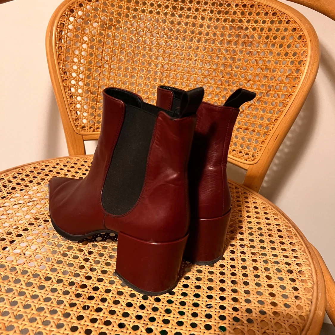 Vinröda chelsea boots med klack - 1