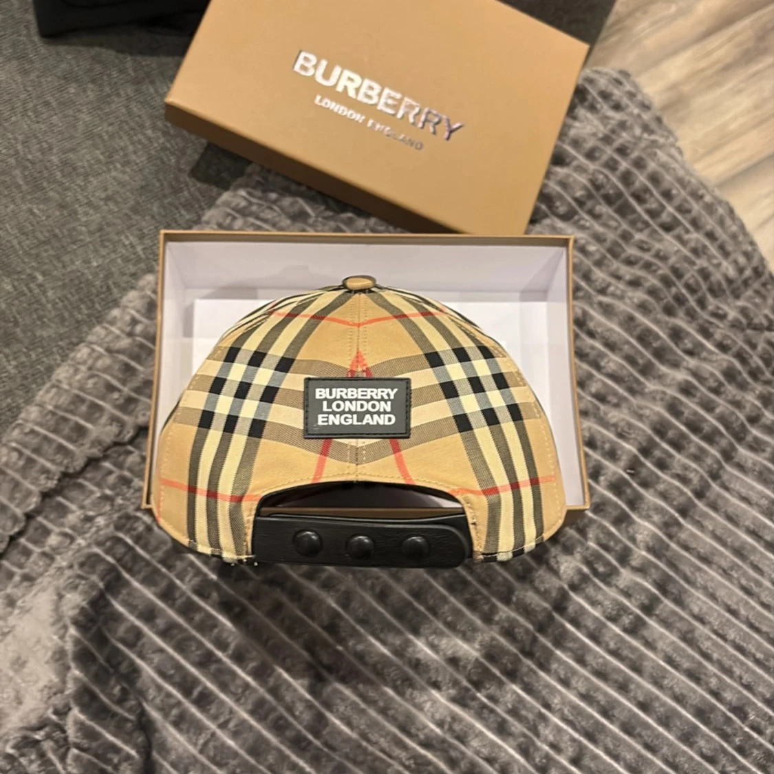 Burberry rutig keps i beige M - 1