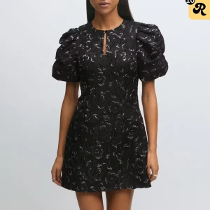 Svart blommig kort puffärmsklänning - Säljer min super fina klänning från gina! Använd 2 gånger och den sitter så fint