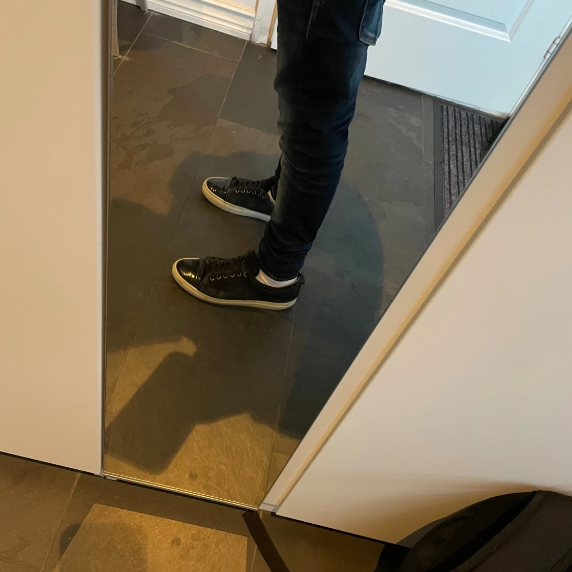 Svarta sneakers med lackad tå - 2