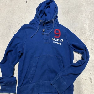 Vintage Hollister hoodie med knappar - Säljer nu denna extremt eftertraktade och sällsynta Vintage Hollister Hoodie med knappar! Grymt skick, inga defekter - ser exakt ut som på bilderna! Storlek M! Skriv gärna vid frågor 💬✌️