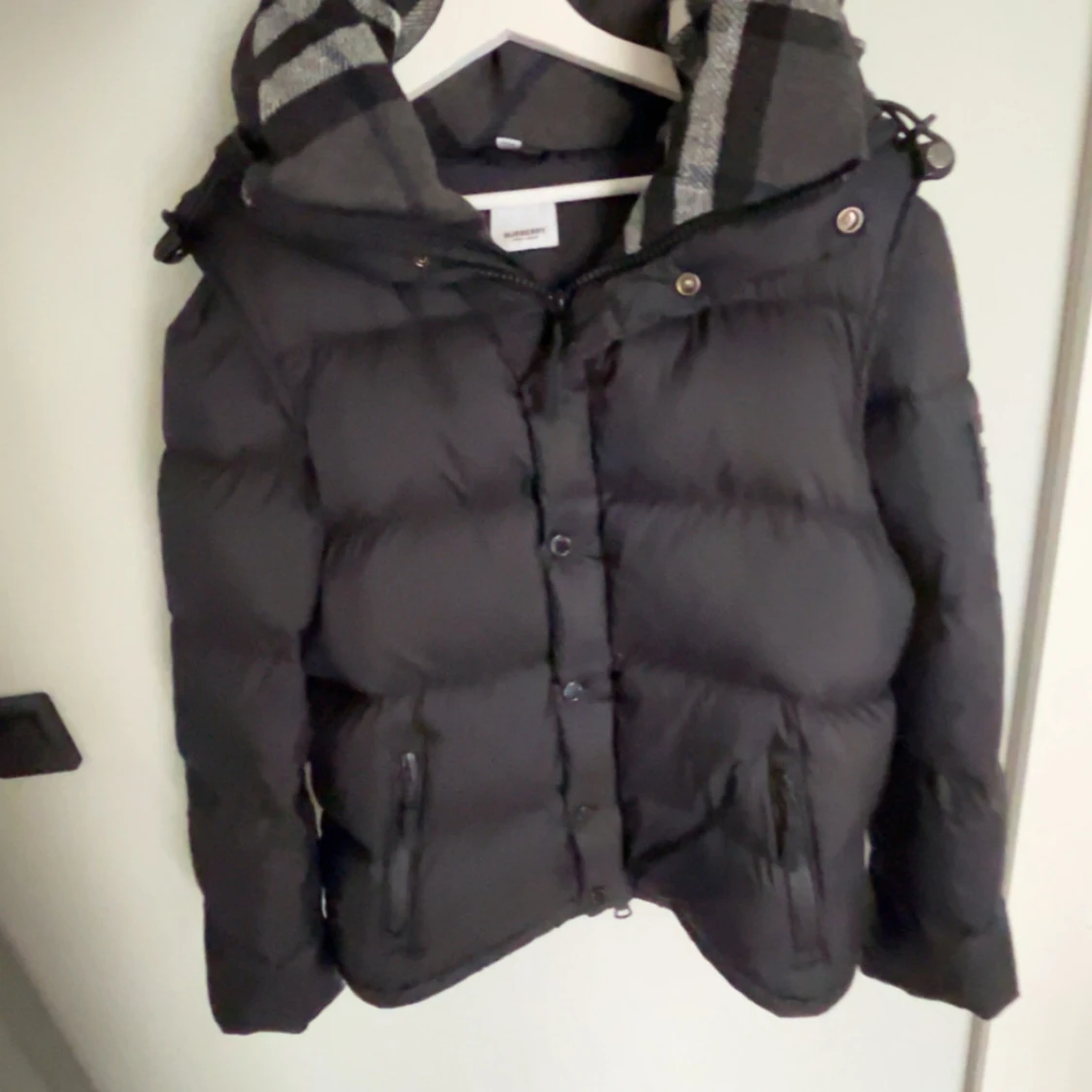 Svart dunjacka Burberry med avtagbara ärmar