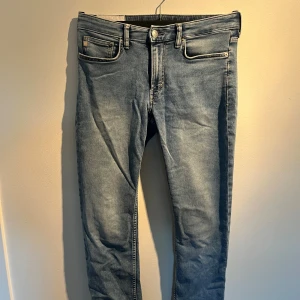 Ljusblå H&M jeans med raka ben - Snygga ljusblå jeansbyxor med klassisk femficksdesign och raka ben. Jeansen har normal passform och är tillverkade i mjukt denim-material. Perfekta för dig som gillar en enkel och stilren look med ljus tvätt och subtila detaljer.